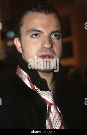 (Dpa) - Julien Fournie, Francese designer di moda per Torrente, nella foto durante una haute couture show di Parigi, 19 gennaio 2004. Foto Stock