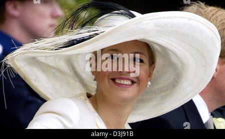 Dpa) - Olandese Crown Princess Maxima indossa un grande cappello bianco e il sorriso come lascia la chiesa dopo le nozze del principe olandese Johan Friso e la sua sposa Mabel Wisse Smit di Delft, Paesi Bassi, 24 aprile 2004. Foto Stock