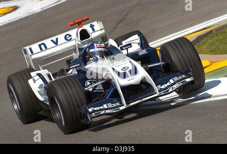 (Dpa) - colombiano di pilota di Formula Uno Juan Pablo Montoya gare nella sua BMW-Williams lungo il circuito di formula uno di Imola, Italia, 23 aprile 2004. Montoya ha guidato durante il corso di formazione gratuito il sesto miglior tempo. Il gran premio di San Marino inizia Domenica, 25 aprile 2004. Foto Stock