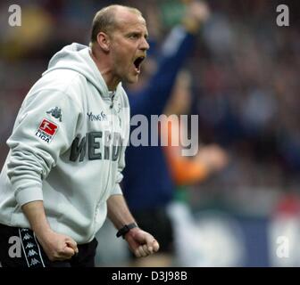 (Dpa) - Brema allenatore di calcio Thomas Schaaf esclamazioni consigli ai suoi giocatori durante il gioco della Bundesliga contrapposta SV Werder Bremen e Hannover 96 a Bremen, Germania, 18 aprile 2004. La partita si è conclusa in un 0-0. Foto Stock