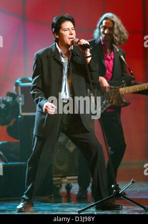 (Dpa) - Rock'n'roll star" Shakin Stevens esegue durante il '50 anni di rock show televisivo a Hannover, Germania, 17 aprile 2004. Nazionali e internazionali di leggende del rock eseguiti i loro più grandi successi durante il TV show celebra il cinquantesimo anniversario della musica rock. Foto Stock