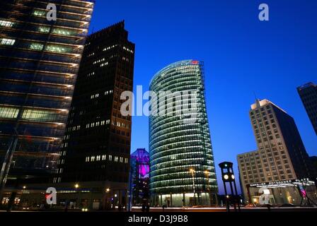 (Dpa) - Sun ha impostato su vetro edificio per uffici a SonyCenter (C) che è sede del quartier generale del Deutsche Bahn AG (ferrovie tedesche) e il nuovo Beisheim-Center (R) a Potsdamer Platz a Berlino, Germania 11 aprile 2004. Foto Stock