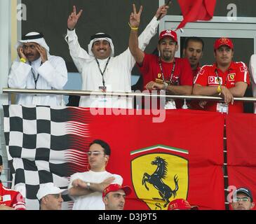 (Dpa) - Arabian tifosi Ferrari allietare prima dell'avvio della formula one grand prix in Manama, Bahrein, 4 aprile 2004. È stata la prima gara di Formula Uno che si terrà nel Medio Oriente. Foto Stock