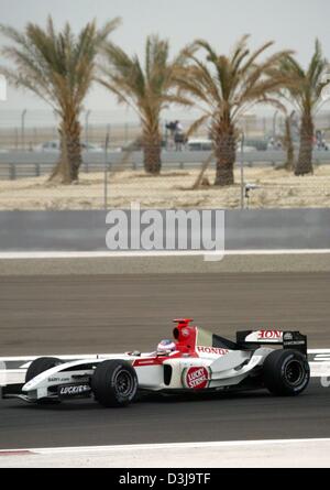 (Dpa) - British pilota di Formula 1 Jenson Button (BAR Honda) gare al terzo posto nella prima mai Bahrain FORMULA ONE Grand Prix in Manama, Bahrein, 4 aprile 2004. Foto Stock