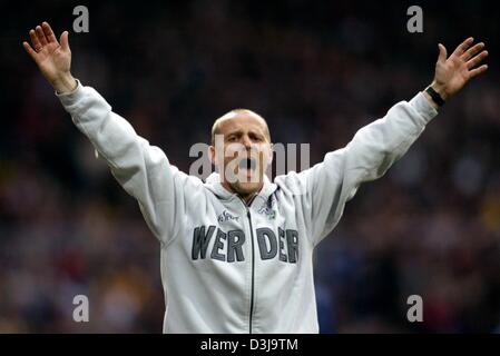 (Dpa) - Brema allenatore di calcio Thomas Schaaf gesti e urla come egli sta alla branca del passo durante la Bundesliga partita di calcio tra SV Werder Bremen e SC Freiburg in Bremen, Germania, 4 aprile 2004. Il gioco si è conclusa con un pareggio. Foto Stock