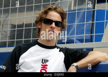 (Dpa) - British pilota di Formula Uno Jenson Button (BAR-Honda) è raffigurato indossa un paio di occhiali da sole in una gara di Formula Uno nel corso di Manama, Bahrein, 1 aprile 2004. Foto Stock