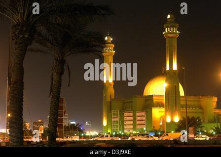 (Dpa) - Auto guidare passato gli illuminati Al Fateh-Mosque di mercoledì sera a Manama, Bahrein, 31 marzo 2004. La moschea è il più grande edificio in Bahrain in grado di ospitare 7.000 persone alla volta. Formula 1 Gran Premio del Bahrain si svolgerà f o la prima volta che questa Domenica, 4 aprile 2004. Foto Stock