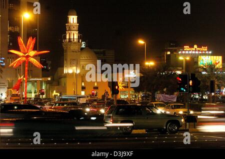 (Dpa) - Auto guidare lungo strade trafficate di mercoledì sera a Manama, Bahrein, 31 marzo 2004. Formula 1 Gran Premio del Bahrain avrà luogo per la prima volta questa domenica, 4 aprile 2004. Foto Stock