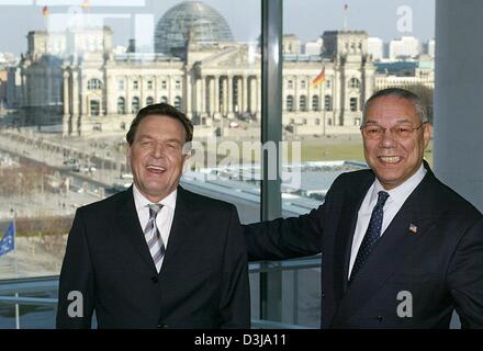 (Dpa) - Il cancelliere tedesco Gerhard Schroeder (L) e il Segretario di Stato statunitense Colin Powell pongono di fronte a una vista dell'Edificio del Reichstag prima di un incontro presso la cancelleria di Berlino, 31 marzo 2004. Entrambi i politici frequentare l'Afghanistan conferenza nella capitale tedesca. Foto Stock