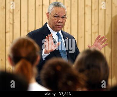 (Dpa) - Il Segretario di Stato statunitense Colin Powell risponde alle domande da highschool studenti presso il Max-Planck-scuola di Berlino, 1 marzo 2004. Powell che è a Berlino per partecipare alla conferenza in Afghanistan ha visitato la scuola sul suo desiderio di tenere una discussione con gli studenti tedeschi. La spesso domande critiche si è focalizzata principalmente sulla guerra in Iraq e Afghanistan e la situazione in Medio EAS Foto Stock