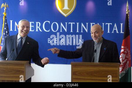 (Dpa) - Il Segretario di Stato statunitense Colin Powell (L) e il Presidente afgano Hamid Karzai scherzo durante una conferenza stampa congiunta a margine dell'Afghanistan Conferenza a Berlino, Mercoledì, 31 marzo 2004. Alla conferenza di due giorni, i politici da 56 membri stanno discutendo della ricostruzione del paese dilaniato dalla guerra e gli aiuti finanziari. Foto Stock