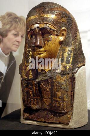 (Dpa) - un visitatore esamina un antico busto egiziano (datata 3° - 1° secolo a.C.) al 'Winckelmann e l'Egitto - Riscoprire egiziano nel XVIII secolo' mostra presso il Museo di Winckelmann in Stendal, Germania, 11 marzo 2004. Studioso tedesco Johann Joachim Winckelmann (1717-1768) è considerato il fondatore dell'archeologia classica. La mostra itinerante, quali funzioni Foto Stock