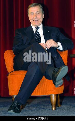 (Dpa) - economia tedesca e del ministro del Lavoro, Wolfgang Clement si siede in una poltrona durante una tavola rotonda presso il cinema Lichtburg a Essen, Germania, 23 marzo 2004. Foto Stock