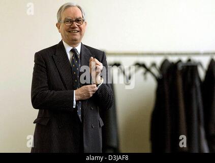 (Dpa) - Chris Gent, ex presidente di Vodafone, sorge di fronte al guardaroba presso il tribunale regionale di Duesseldorf, Germania, giovedì, 25 marzo 2004. Il 55-anno-vecchi pensionati manager sarà in grado di testimoniare nel processo Mannesmann oggi, 25 marzo 2004. La sperimentazione si concentra sulla controversa indennità di licenziamento di 57 milioni di euro che sono stati pagati durante l'acquisto di Mannesmann dal B Foto Stock