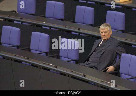 (Dpa) - Il Ministro tedesco degli interni Schily si siede da solo in una riga nel Bundestag (Parlamento) di Berlino, 12 marzo 2004. Foto Stock