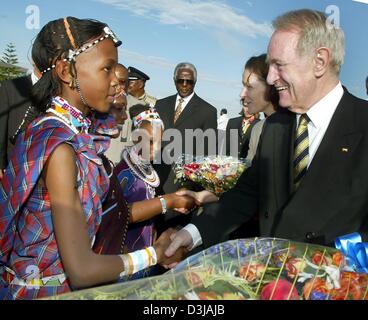 (Dpa) - Un gruppo di Massai Bambini benvenuti il Presidente tedesco Johannes Rau (R) e sua moglie Christina (2a da R, indietro) all aeroporto di Kilimanjaro ad Arusha, in Tanzania, il 19 marzo 2004. Dopo aver trascorso quattro giorni in Nigeria il tedesco della coppia presidenziale era stare in Tanzania come l'ultima fermata durante il loro viaggio all'estero. La sicurezza è stato intensificato a seguito di informazioni che un p non identificato Foto Stock