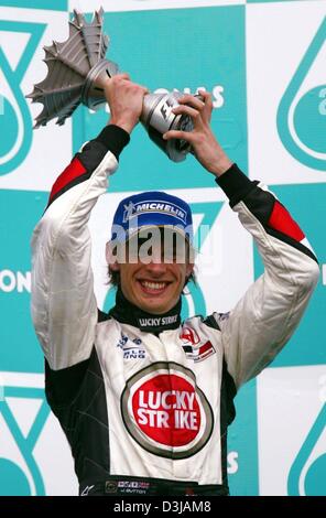 (Dpa) Il British F1 da pilota Jenson Button (BAR-Honda) jubilates dopo aver conquistato il terzo posto al Gran Premio di Malesia sulla pista di Sepang vicino a Kuala Lumpur il Domenica, 21 marzo 2004. Foto Stock