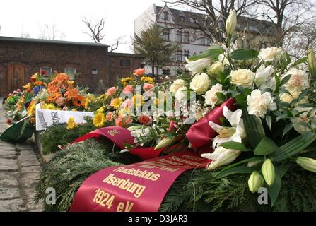 (Dpa) - fiori e candele decorare la tomba del tedesco bobsleigher Yvonne Cernota dopo il funerale nel cimitero di halberstadt, Germania, 18 marzo 2004. 24-anno-vecchio Cernota morì poco dopo essere stato gravemente ferito in un incidente quando il suo Bob si è schiantato durante una corsa di prova in Koenigssee, Germania, 12 marzo 2004. Cernota Foto Stock