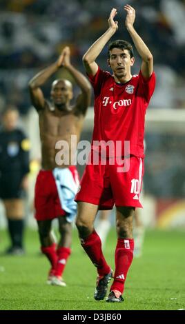 (Dpa) FC Bayern Monaco giocatori Roy Makaay (destra) e Ze Roberto salutare i loro tifosi dopo la Champions League 1/8 finale di seconda gamba corrispondono a Santiago Bernabeu-Stadium a Madrid su Mercoledì, 10 marzo 2004. Il Real Madrid vince 1:0 e passa al turno successivo. Foto Stock