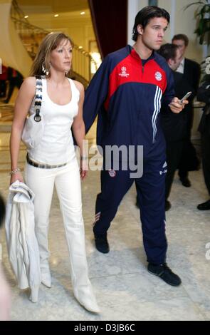 FC Bayern Monaco di Baviera centrocampista Michael Ballack e la sua ragazza Simone (nessun secondo nome dato) arrivano a la squadra di banchetto a Madrid dopo la Champions League 1/8 finale di seconda gamba match Real Madrid vs FC Bayern Monaco di Baviera al Santiago Bernabeu-Stadium a Madrid su Mercoledì, 10 marzo 2004. Il Real Madrid vince 1:0 e passa al turno successivo. Foto Stock