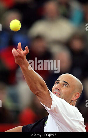 (Dpa) - US American tennis pro Andre Agassi serve la sfera durante il suo match di primo turno contro lo spagnolo Feliciano Lopez al ATP Masters di Amburgo, Germania, 10 maggio 2005. Agassi ha perso contro il pilota spagnolo non seminata 6-2, 7-6 (7-5). Foto Stock