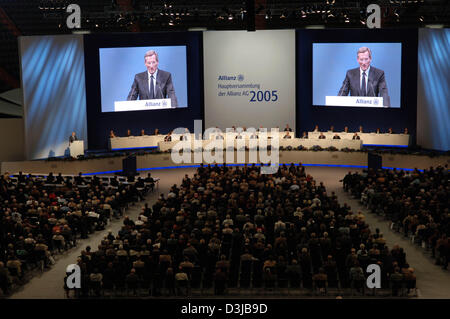 (Dpa) - Allianz AG CEO Michael Diekmann parla agli azionisti durante l'azienda riunione generale nell'Olympic Hall di Monaco di Baviera, Germania, mercoledì 04 maggio 2005. Il gigante di assicurazione Allianz ha rappresentato un colpo di profitto nel primo trimestre del 2005. Secondo numeri provvisori l utile netto raggiunge i 1,1 miliardi di euro. Foto Stock