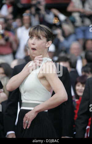 (Dpa) - L'attrice francese Sophie Marceau ha un problema con un cinturino del suo vestito alla premiere di "Dove sta la verità" dal regista canadese Atom Egoyan durante la 58a Film Festival di Cannes, Francia, venerdì 13 maggio 2005. Foto Stock