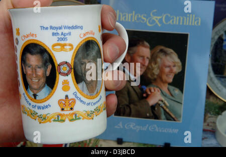 (Dpa) - una tazza con le immagini della Gran Bretagna il principe Carlo e la sua sposa Camilla Parker Bowles visualizza il torto data matrimonio in un negozio di souvenir in Windsor, Regno Unito, 06 aprile 2005. Le nozze del principe Carlo e Camilla è stata posticipata di un giorno a causa del funerale del compianto Papa Giovanni Paolo II. Foto Stock