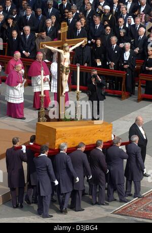 (Dpa) - la bara con il cadavere di Papa Giovanni Paolo II viene portato per il servizio funebre da pallbearers a Piazza San Pietro in Vaticano, lo Stato della Città del Vaticano, venerdì 08 aprile 2005. Tra gli ospiti sono più di 200 Stato e di capi di Stato e di governo di tutto il mondo. Il Papa è morto all età di 84 Sabato scorso. Foto Stock