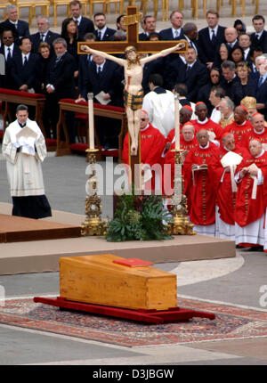 (Dpa) - I Cardinali si sono riuniti intorno alla bara con il cadavere di Papa Giovanni Paolo II durante il servizio funebre in Piazza San Pietro in Vaticano, lo Stato della Città del Vaticano, 8 aprile 2005. Il Papa è morto all età di 84 Sabato scorso. Foto Stock