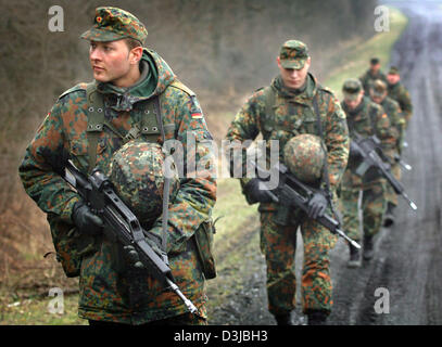 (Dpa) - Un gruppo di reclute della Bundeswehr tedesca (esercito) portano il tipo G 36 fucili sul loro modo di un esercito di formazione in campo Ahlen, Germania, 18 marzo 2005. Come parte della loro formazione di base le reclute ricevono il EAKK formazione speciale che sta per "Einsatzausbildung fuer Konfliktverhuetung und Krisenbewaeltigung' (formazione per la prevenzione dei conflitti e la risoluzione critica Foto Stock