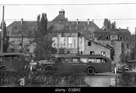 (Dpa file) - autobus militari con la scritta 'Tribunale Militare Internazionale' sulla loro unità su una strada in Nuremberg, Germania, 23 settembre 1946. Nurember fu la città dove il processo contro i criminali di guerra della seconda guerra mondiale ha avuto luogo nel 1946. Foto Stock