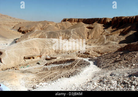 (File dpa) - Vista della Valle dei Re, il tradizionale terreno di sepoltura della egiziano pharaos si trova di fronte alla città di Luxor e Karnak sulla riva sinistra del fiume Nilo a Tebe, Egitto, 22 novembre 2004. La Valle dei Re in Alto Egitto contiene molte delle tombe dei faraoni dal Nuovo Regno. Il re era tra 100 e 200 metri di profondità dei sistemi a tunnel Foto Stock