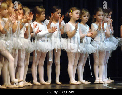 (Dpa) - Giovani femmine ballerini nella foto durante una prova generale per una serata di danza presso la sala Hegelsberg in Griesheim, Germania, 6 marzo 2005. Insegnante di danza Rosita Bastian modificato Ciaicovskij di "schiaccianoci" in modo tale che esso è adatto per i bambini e gli adolescenti. Foto Stock