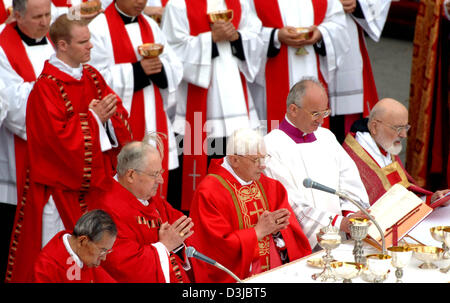 (Dpa) - Tedesco Il Cardinale Joseph Ratzinger (C) conduce le esequie di Papa Giovanni Paolo II in Piazza San Pietro in Vaticano, lo Stato della Città del Vaticano, venerdì 08 aprile 2005. Il Papa è morto all età di 84 Sabato scorso. Foto Stock