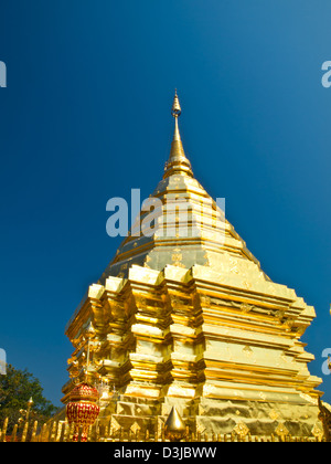 La pagoda dorata, Wat Phrathat Doi Suthep Temple in Chiang Mai, Thailandia. Foto Stock