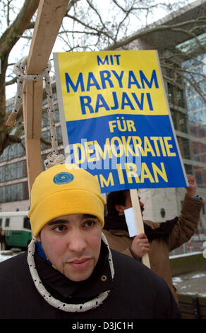 (Dpa) - Membri del 'Nationale Widerstandsrat Iran" (consiglio di resistenza nazionale dell'Iran) protestare con funi (L) e poster di fronte al Ministero degli Esteri a Berlino, Germania, 16 febbraio 2005. Numerosi gli iraniani hanno protestato contro le violazioni dei diritti umani e il riarmo nucleare in Iran, in occasione della visita di Iran del ministro degli Esteri Charrasi a Berlino. Foto Stock