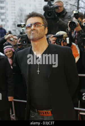 (Dpa) - British pop singer George Michael passeggiate lungo il tappeto rosso durante il cinquantacinquesimo Berlinale festival internazionale del cinema di Berlino, Germania, 16 febbraio 2005. La popstar partecipare alla mostra di 'George Michael: una diversa storia', un documentario sulla sua vita. Foto Stock