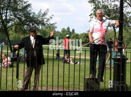 (Dpa file) - Due altoparlanti stare accanto a ogni altro in un recinto a "Speakers Corner nell'Hyde Park di Londra, Londra, Regno Unito, 12 giugno 2004. "Speakers Corner si trova a nord-est tippend del parco ed è tradizionalmente il luogo dove chiunque può tenere un discorso pubblico e dire quello che vogliono. L'angolo è stato assegnato per questo scopo nel 1872 quando il parco è diventato un preferito pla Foto Stock