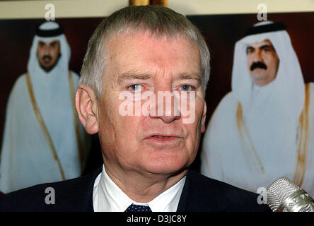 (Dpa) - Otto Schily, ministro tedesco degli interni si erge di fronte due fotografie di Sceicco Tamim Bin Hamad Al Thani (L) e Hamad bin Khalifa al Thani durante una conferenza stampa tenutasi a Doha, Qatar, 13 febbraio 2005. Schily ha firmato un accordo di protezione e catturati sulla formazione dei poliziotti iracheni dal tedesco federale di polizia negli Emirati Arabi Uniti (EAU) durante i suoi tre- Foto Stock