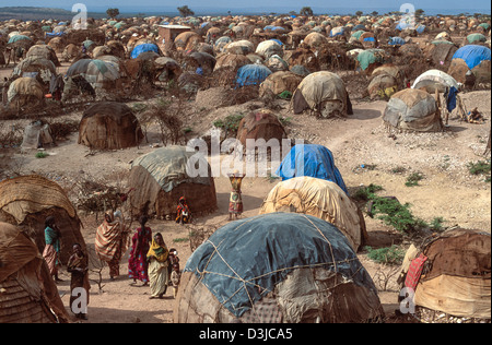 Un mare di bendatori improvvisati in un grande campo per rifugiati somali. Hartisheik, Etiopia Foto Stock