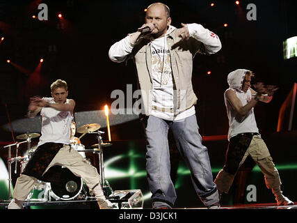 (Dpa) - Il cantante della band ucraina 'Greenjolly', Romana Kalyn, canta la canzone 'Razom Nas Bahato' durante le principali prove generali per la finale del Concorso Eurovisione della canzone in Kiev, Ucraina, 20 maggio 2005. La rivoluzione-rap (inglese: "Insieme ci sono molti') dei due uomini-gruppo Greenjolly è stata cantata a tutte le dimostrazioni durante la "rivoluzione arancione" e non è stato programmato come un gra Foto Stock