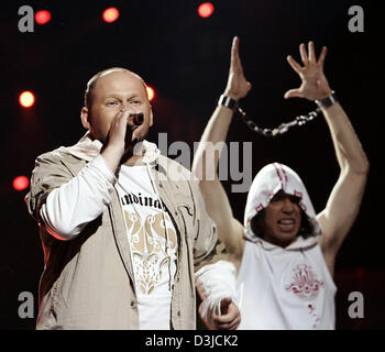 (Dpa) - Il cantante della band ucraina 'Greenjolly', Romana Kalyn, canta la canzone 'Razom Nas Bahato' durante le principali prove generali per la finale del Concorso Eurovisione della canzone in Kiev, Ucraina, 20 maggio 2005. La rivoluzione-rap (inglese: "Insieme ci sono molti') dei due uomini-gruppo Greenjolly è stata cantata a tutte le dimostrazioni durante la "rivoluzione arancione" e non è stato programmato come un gra Foto Stock