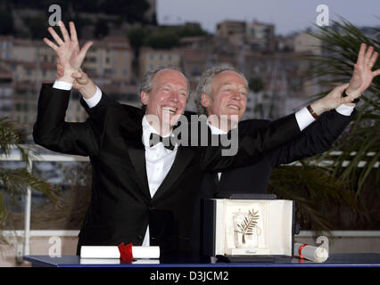 (Dpa) - Direttori belga Luc (L) e Jean-Pierre Dardenne pongono al di fuori del Palais des Festivals dopo aver ricevuto la Palme d'Or premio del 58th Festival del Cinema di Cannes, Cannes, Francia, 21 maggio 2005. Luc e Jean-Pierre Dardenne ha vinto La Palme d'Or premio il sabato per il loro film 'L'Enfant'. Foto Stock