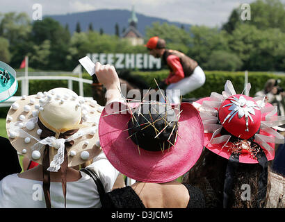 (Dpa) - stravagante hat fashion può essere visto alla riunione di primavera in galoppo race track Iffezheim, Germania, 22 maggio 2005. 60 gare avranno luogo durante i sei giorni di gara con un montepremi di 875,000 euro. Climax e la finale della riunione di primavera è il Grand Prix dotati di 120.000 euro al 29 maggio. Foto Stock