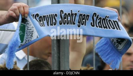 (Dpa) - un ventilatore della Seconda Bundesliga club di calcio TSV Monaco 1860 detiene una sciarpa leggere 'Servus Sechz'ger Stadion" (Addio al 60's stadio) durante il match tra Monaco di Baviera e LR Ahlen in Gruenwalder Stadium di Monaco di Baviera, Germania, il 22 maggio 2005. Foto Stock