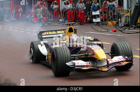 (Dpa) - Italiano pilota di Formula Uno Vitantonio Liuzzi della Red Bull Racing aziona attraverso la pit lane con un pneumatico sgonfio durante il Gran Premio di Monaco a Montecarlo, Monaco, 22 maggio 2005. Foto Stock