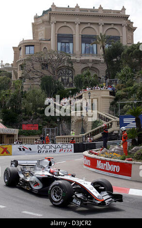 (Dpa) - Finlandese pilota di Formula Uno Kimi Raikkonen della McLaren Mercedes conduce il Gran Premio di Monaco a Montecarlo, Monaco, domenica 22 maggio 2005. Foto Stock