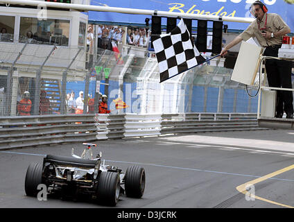 (Dpa) - Finlandese pilota di Formula Uno Kimi Raikkonen della McLaren Mercedes attraversa la linea del traguardo e vince il Gran Premio di Monaco a Montecarlo, Monaco, domenica 22 maggio 2005. Foto Stock