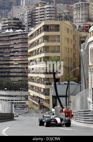 (Dpa) - Finlandese pilota di Formula Uno Kimi Raikkonen della McLaren Mercedes conduce il Gran Premio di Monaco a Montecarlo, Monaco, domenica 22 maggio 2005. Foto Stock